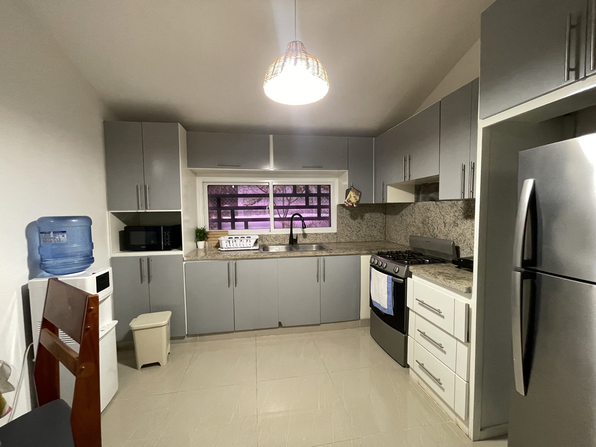 La cocina, con estufa de gas y nevera grande