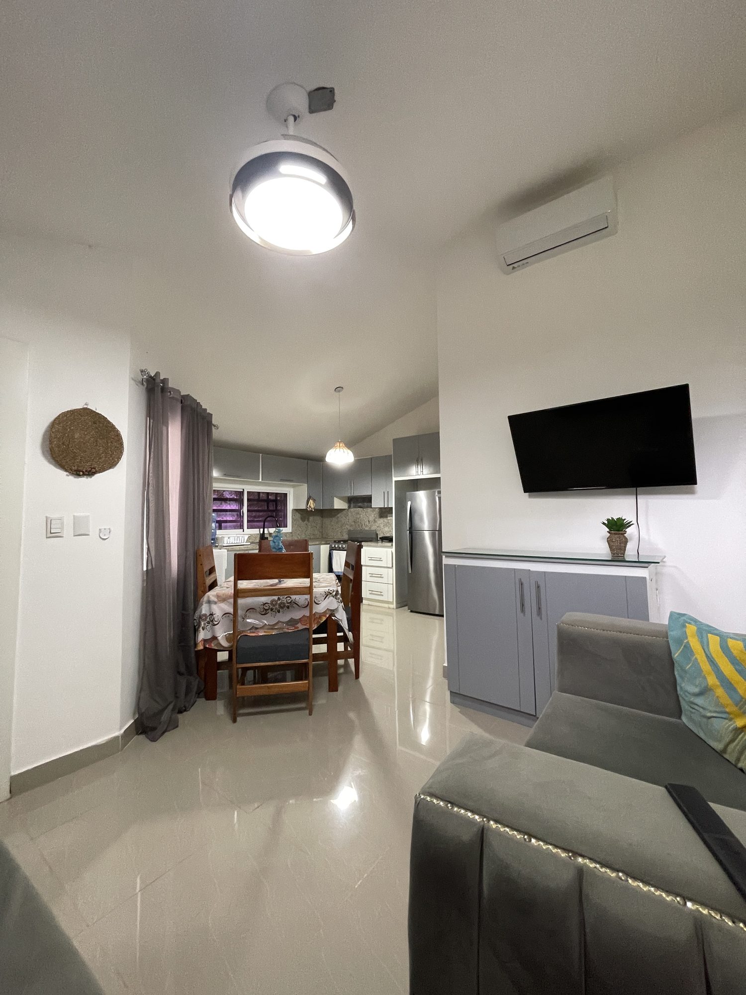 La sala vista hacia el comedor y la cocina