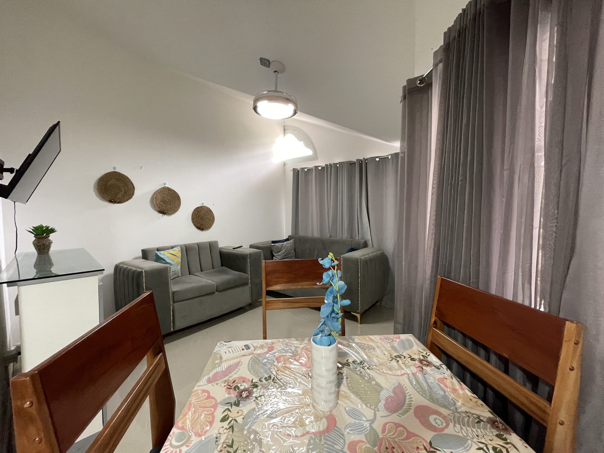 La sala, con la mesa del comedor delante