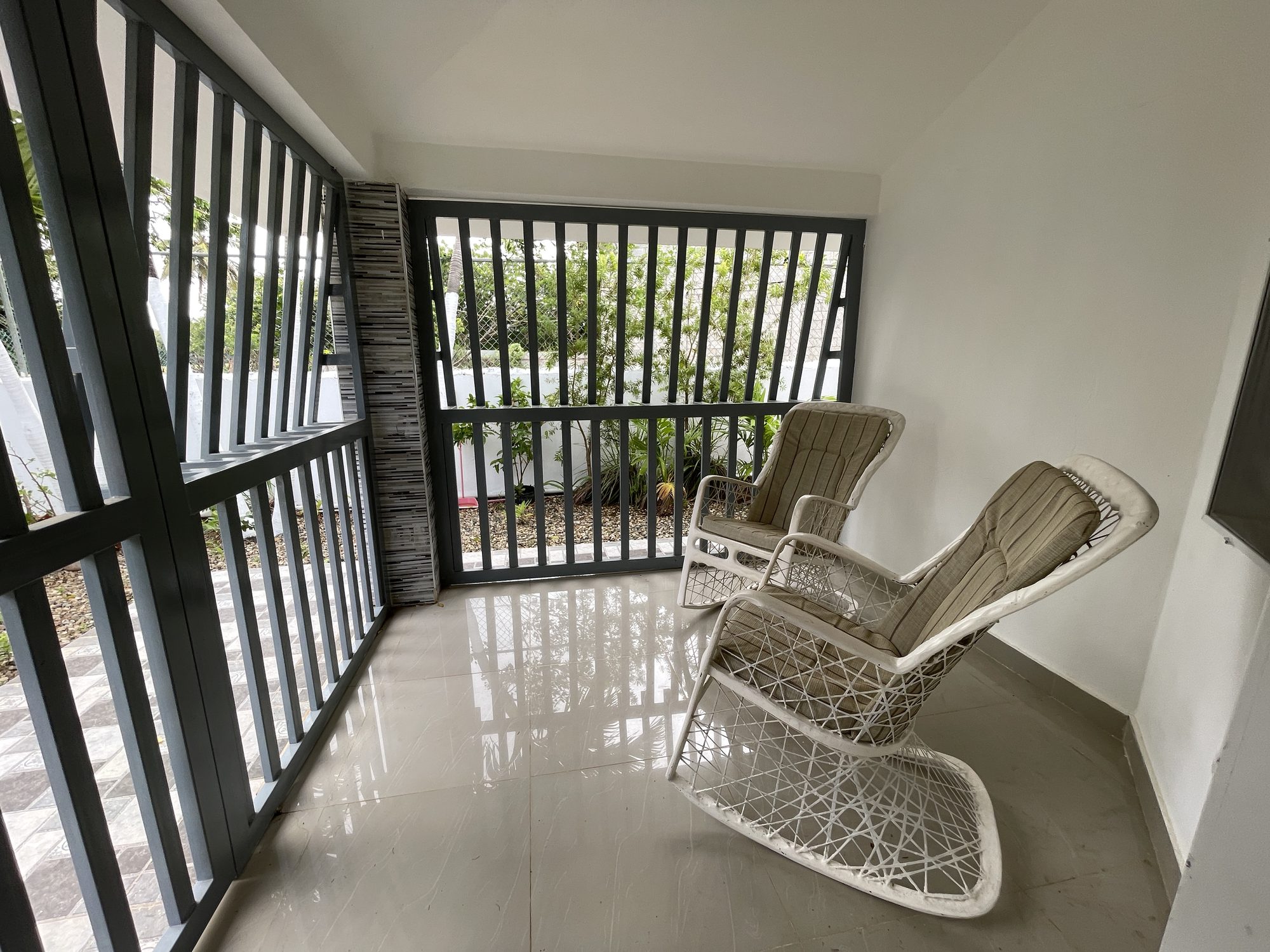 La galería con celosía y dos sillones