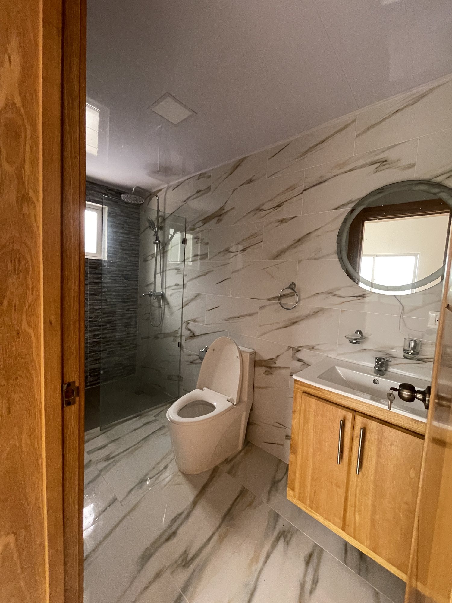 Un baño completo con ducha a ras de piso