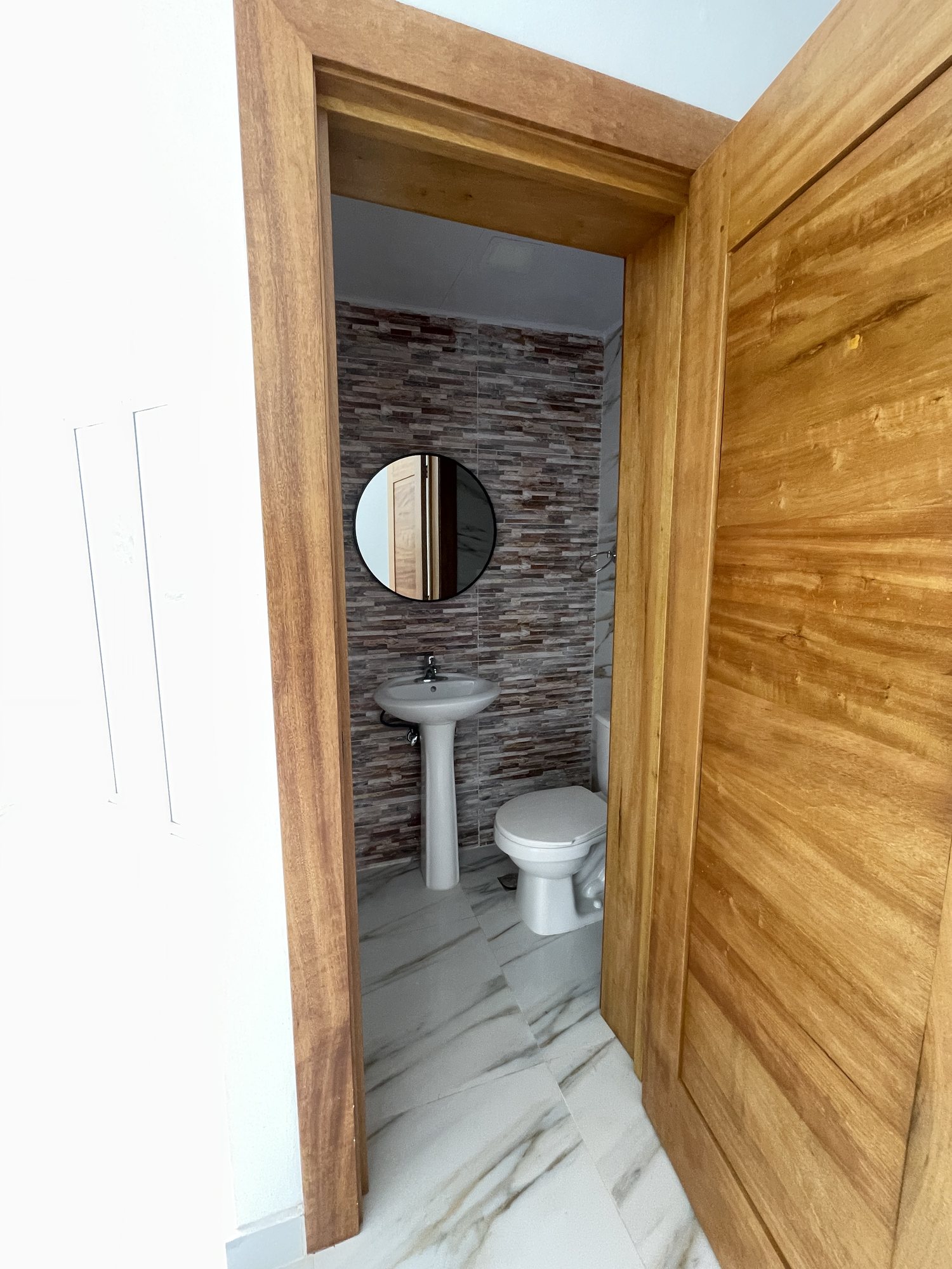 El medio baño junto a la sala