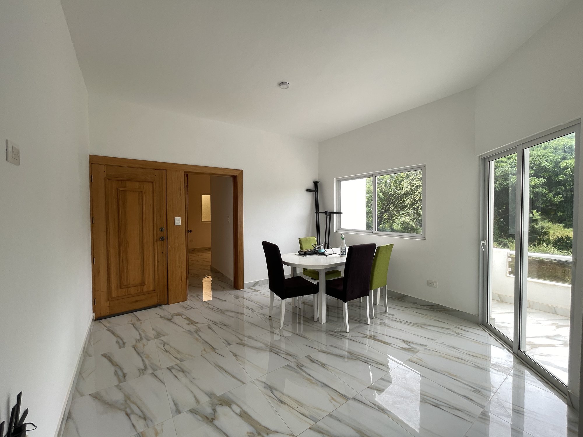 La sala y el comedor, con puertas a la terraza