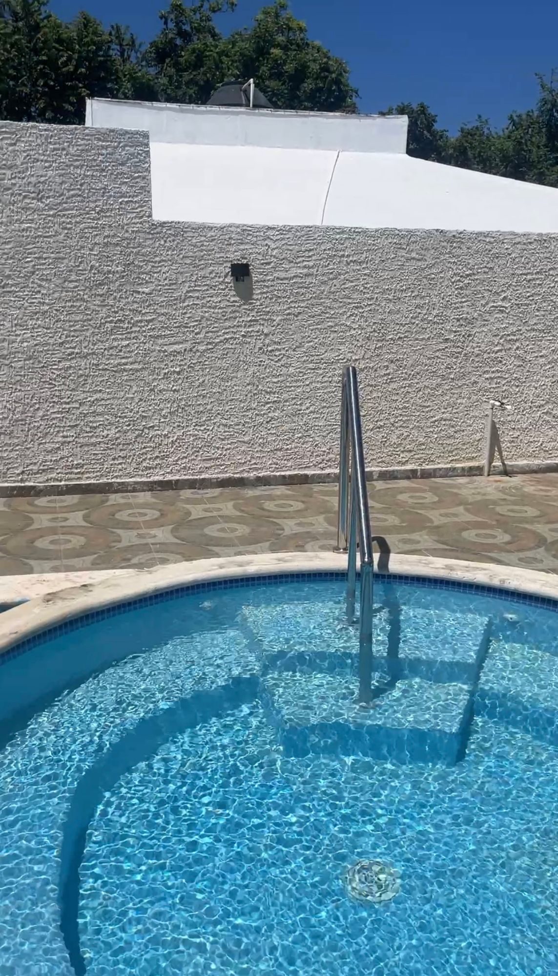 The round pool, with steps and a handrail